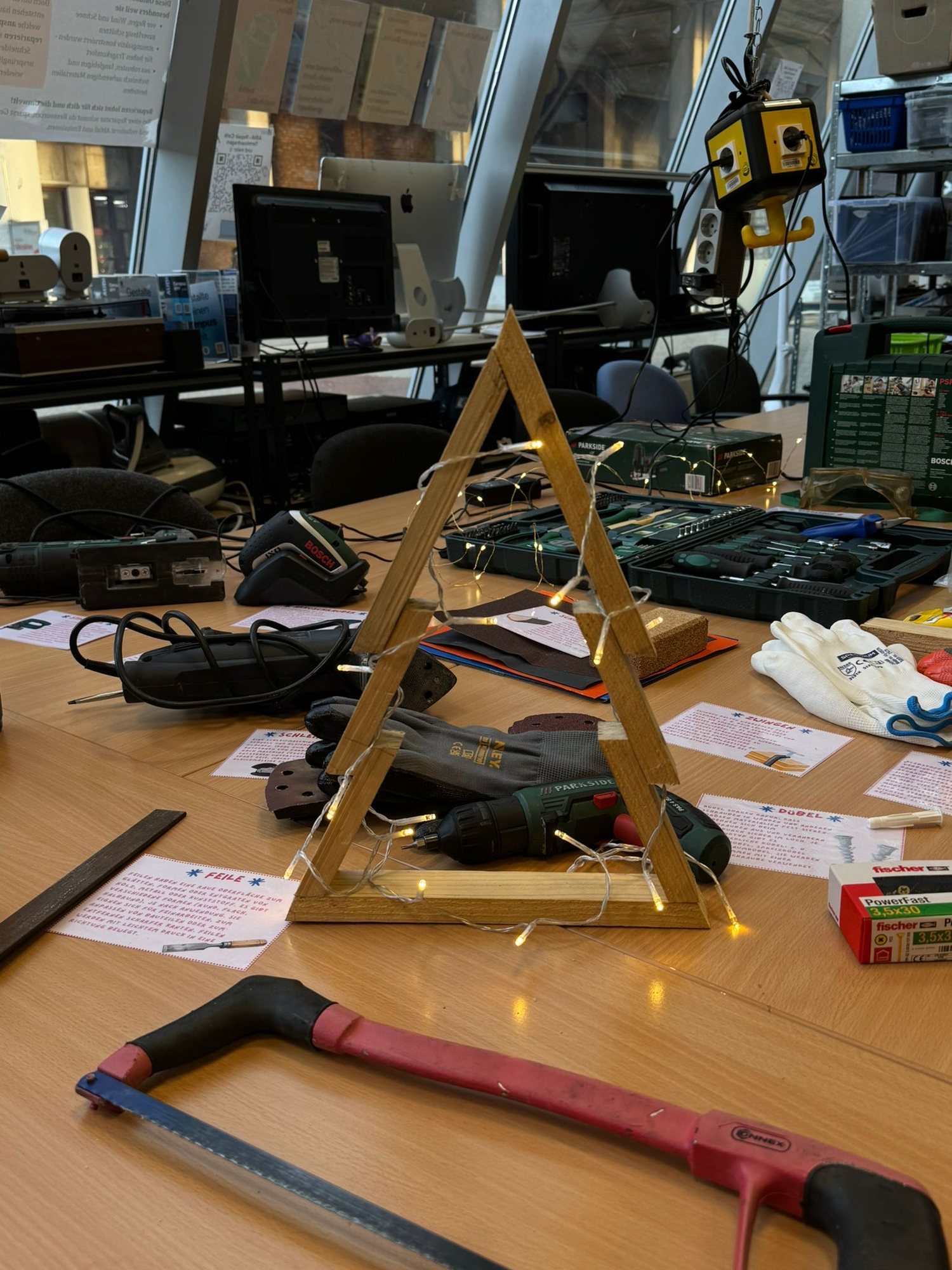 Selbst gebauter Holz-Tannenbaum in der WinterWerkstatt